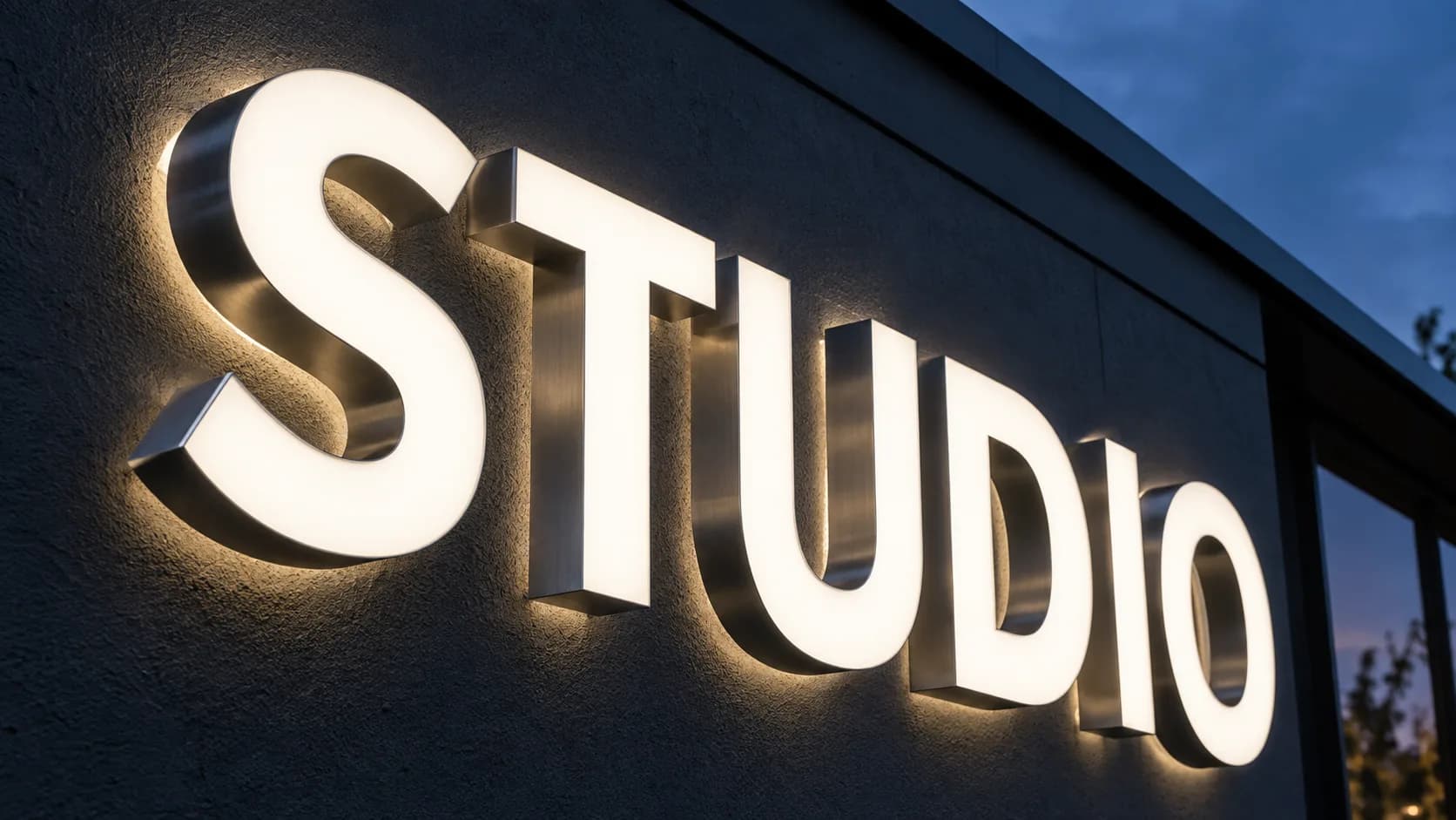 Illuminated dimensional sign lettering